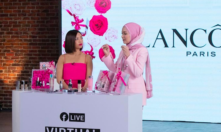 L’Oréal Facebook live - two women standing at Facebook live counter