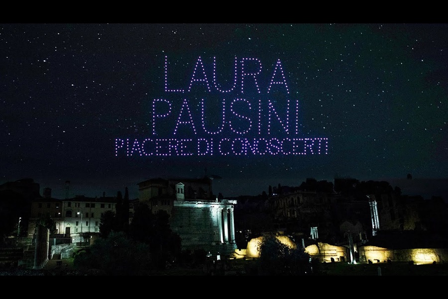 Rome's night sky with the words Laura Pausini Placere di Conoscerti written in the sky by purple drones